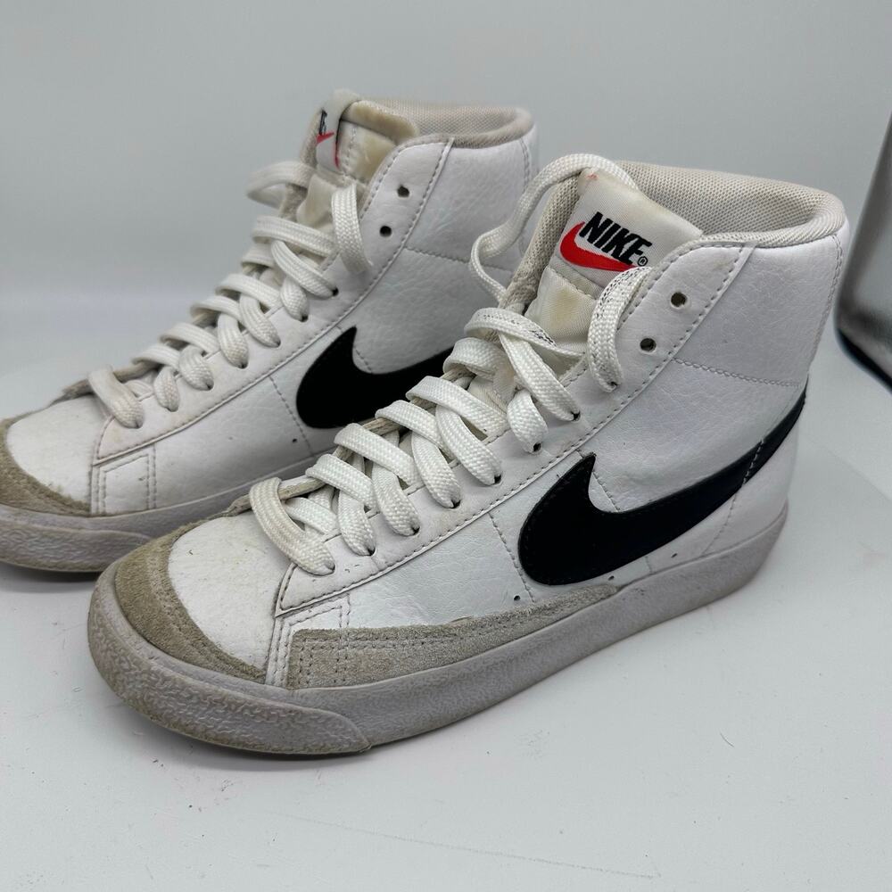 Nike Mid Top 77 Vintage Blazer White and Black Unisex Kids Size 3.5 School